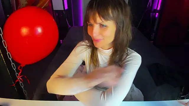 Snapshot of Elizabe_th chatting on 02.14.25 Elizabe th online show from 02.14.25