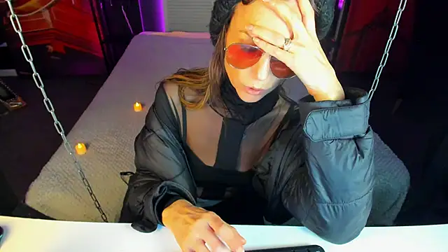 Snapshot of Elizabe_th chatting on 02.18.25 Elizabe th online show from 02.18.25