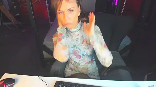 Snapshot of Elizabe_th chatting on 03.10.25 Elizabe th online show from 03.10.25