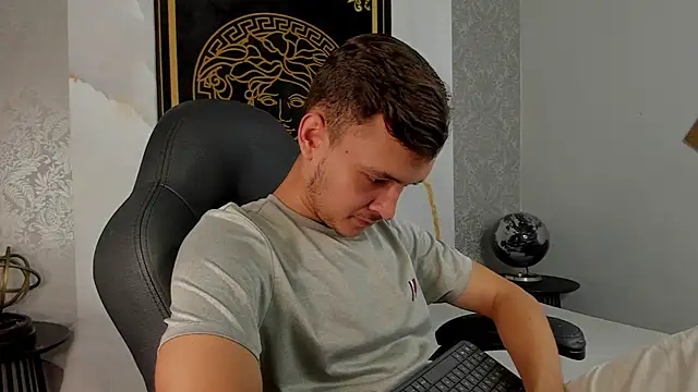 Desmon Clark online show from 03.04.25