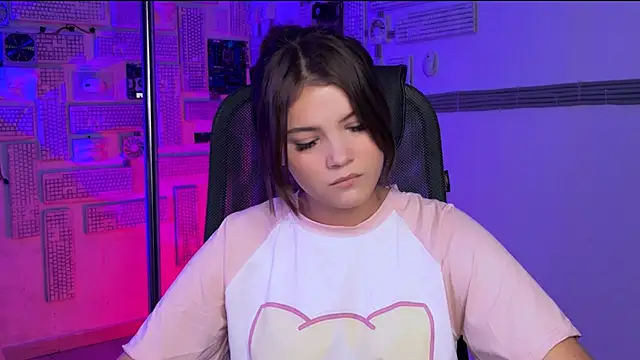 Snapshot of EvaThopson chatting on 11.21.25 EvaThopson online show from 11.21.25