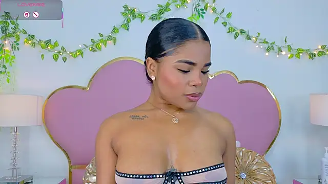 NahiaraReina online show from 10.27.25