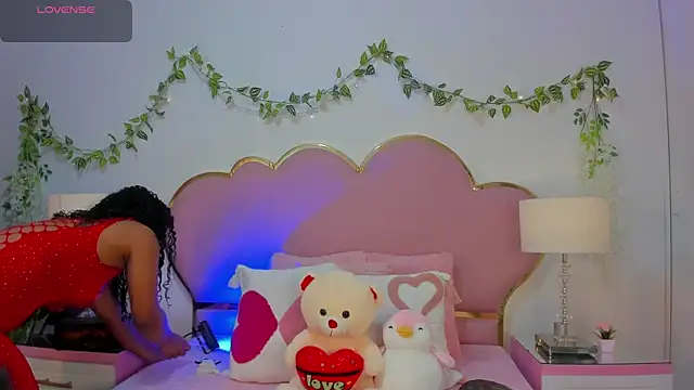 NahiaraReina online show from 12.22.25