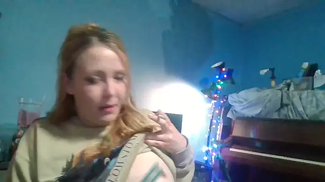 Snapshot of rosequartz chatting on 11.05.25 rosequartz online show from 11.05.25