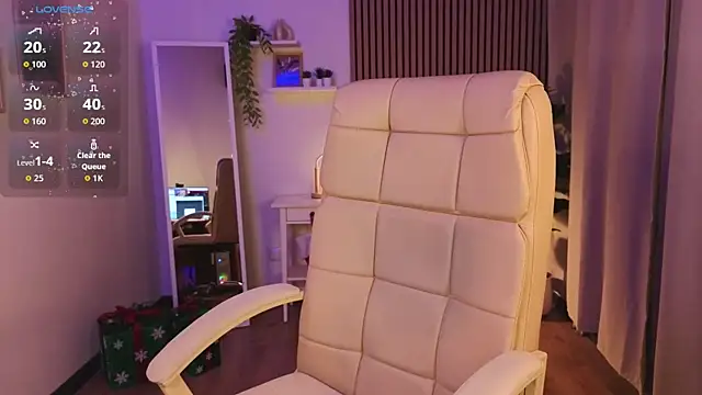 Snapshot of margeriTirell chatting on 12.14.25 margeriTirell online show from 12.14.25