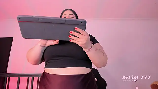 Snapshot of AmberiniHoffman chatting on 06.30.26 AmberiniHoffman online show from 06.30.26