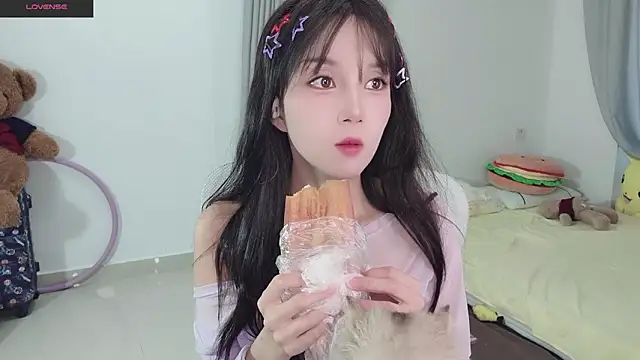 Snapshot of AnAn-520 chatting on 10.17.25 AnAn-520 online show from 10.17.25