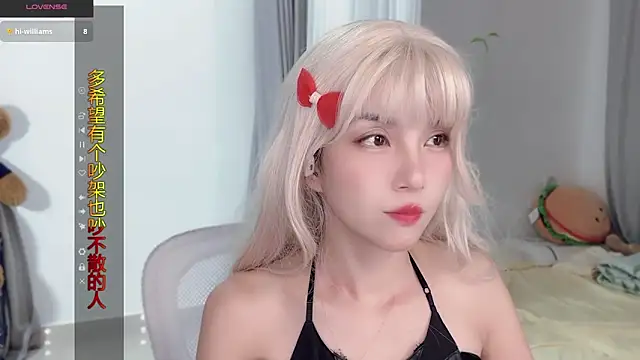 Snapshot of AnAn-520 chatting on 10.24.25 AnAn-520 online show from 10.24.25