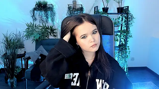 Elainebeness online show from 11.22.25