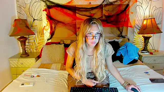 Snapshot of amazing_dolltsx chatting on 10.21.25 amazing dolltsx online show from 10.21.25