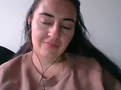 Snapshot of _karlie_kloss_ chatting on 02.13.25 karlie kloss online show from 02.13.25