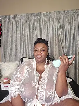 Snapshot of ThickianaRider chatting on 11.22.25 ThickianaRider online show from 11.22.25