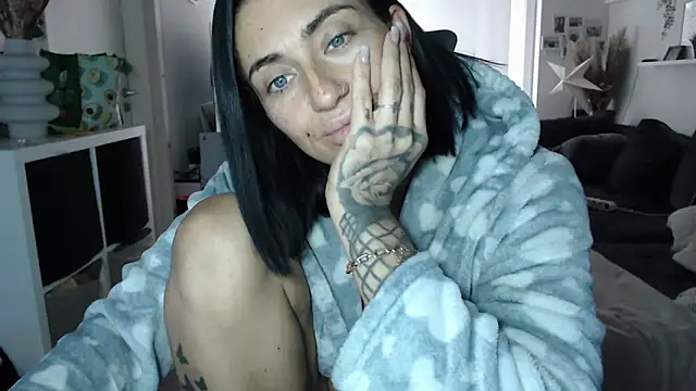 Snapshot of IntiMia chatting on 12.18.25 IntiMia online show from 12.18.25