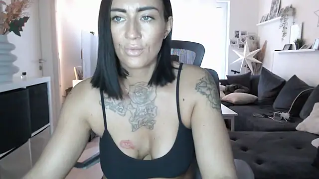 Snapshot of IntiMia chatting on 01.19.26 IntiMia online show from 01.19.26