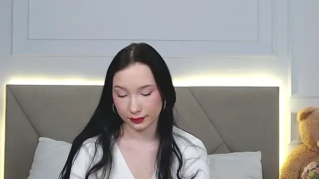 LeilaLow online show from 01.15.25