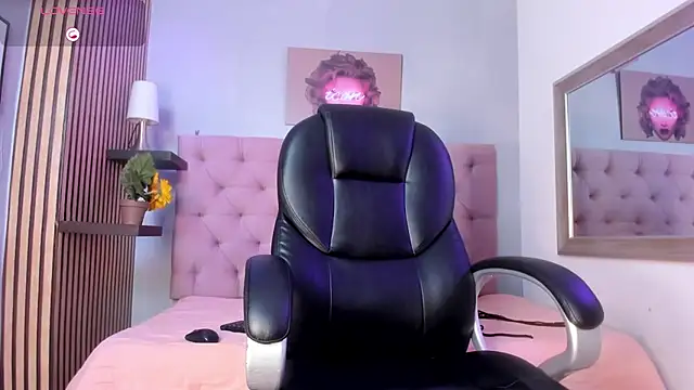 nicole  parker1 online show from 01.20.25