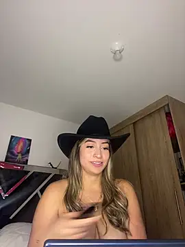 Snapshot of Issabela_G1 chatting on 02.13.25 Issabela G1 online show from 02.13.25