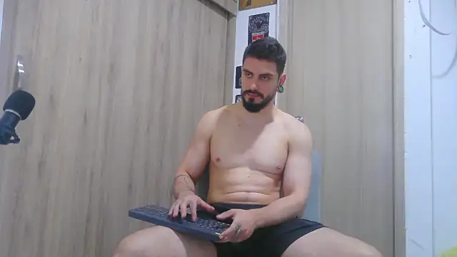 Snapshot of Aaron_kwok28 chatting on 11.14.25 Aaron kwok28 online show from 11.14.25