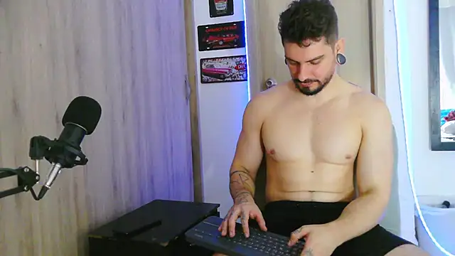 Snapshot of Aaron_kwok28 chatting on 01.08.26 Aaron kwok28 online show from 01.08.26