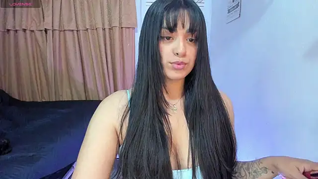 Snapshot of _laina_ chatting on 02.22.25 laina online show from 02.22.25