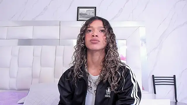 Snapshot of BritneyCollins chatting on 09.18.25 BritneyCollins online show from 09.18.25