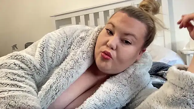 Snapshot of Busty-BBW-Emilie chatting on 12.27.24 Busty-BBW-Emilie online show from 12.27.24