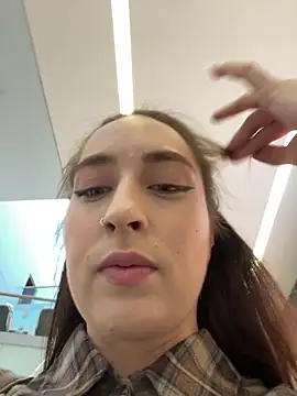 Holly Play online show from 09.09.25