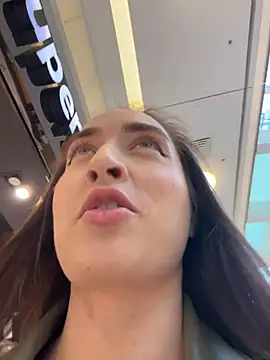 Holly Play online show from 10.19.25