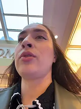 Holly Play online show from 10.28.25