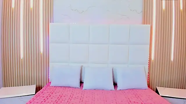 Snapshot of Iris_Thompson_ chatting on 10.18.25 Iris Thompson online show from 10.18.25