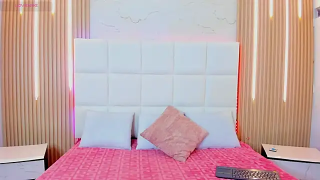 Snapshot of Iris_Thompson_ chatting on 10.28.25 Iris Thompson online show from 10.28.25