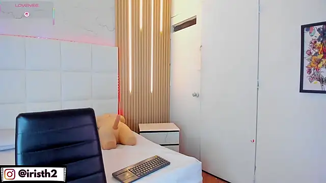 Snapshot of Iris_Thompson_ chatting on 11.11.25 Iris Thompson online show from 11.11.25