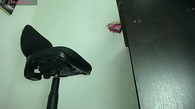 aprhillove online show from 01.05.25