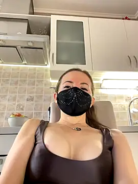 Snapshot of MilfeaN chatting on 11.05.25 MilfeaN online show from 11.05.25