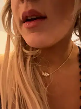 Snapshot of EllaSnow chatting on 03.10.25 EllaSnow online show from 03.10.25