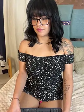 honeyy mia online show from 10.29.25