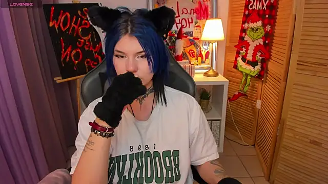 Snapshot of mekurisu chatting on 12.16.24 mekurisu online show from 12.16.24