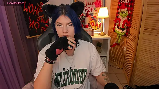 Snapshot of mekurisu chatting on 12.17.24 mekurisu online show from 12.17.24