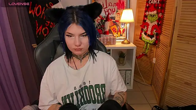 Snapshot of mekurisu chatting on 12.17.24 mekurisu online show from 12.17.24