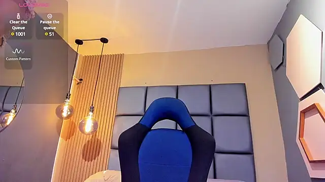 HOTTY RED  online show from 12.12.24