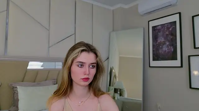 Snapshot of MarybethSnow chatting on 01.18.25 MarybethSnow online show from 01.18.25