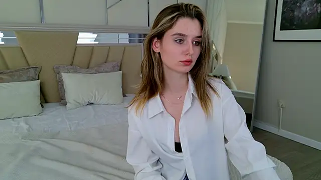 Snapshot of MarybethSnow chatting on 01.20.25 MarybethSnow online show from 01.20.25
