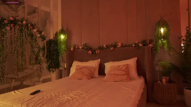 Snapshot of Smiley_Mia chatting on 09.23.25 Smiley Mia online show from 09.23.25