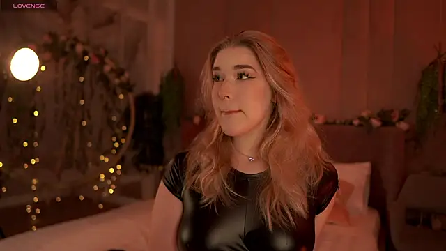 Snapshot of Smiley_Mia chatting on 09.26.25 Smiley Mia online show from 09.26.25