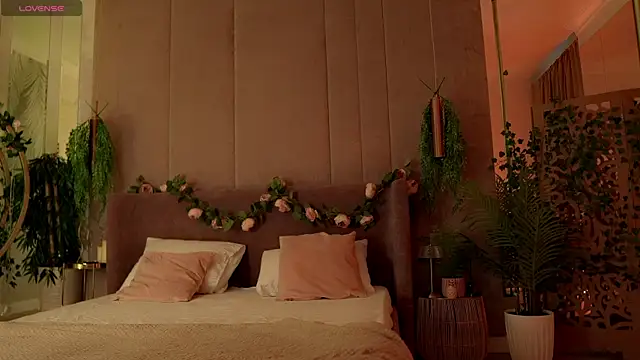 Snapshot of Smiley_Mia chatting on 10.12.25 Smiley Mia online show from 10.12.25