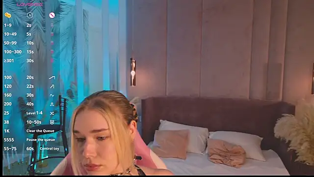 Smiley Mia online show from 06.20.26