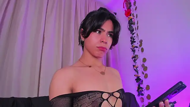 Snapshot of Little_michell chatting on 12.20.25 Little michell online show from 12.20.25