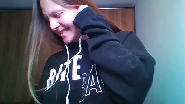 Snapshot of Evasapples chatting on 05.16.26 Evasapples online show from 05.16.26