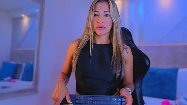 Tayra Pradit online show from 07.30.26