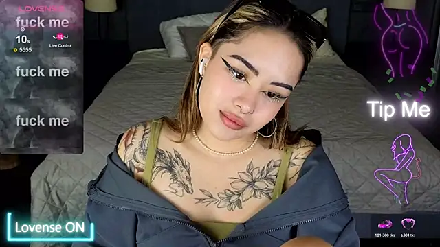 Snapshot of baby__kim chatting on 11.30.25 baby kim online show from 11.30.25